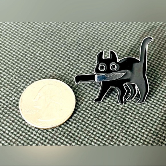 Black Cat With Knife Enamel Pin With Black Mesh Gift Bag Halloween Goth Punk - Picture 6 of 7